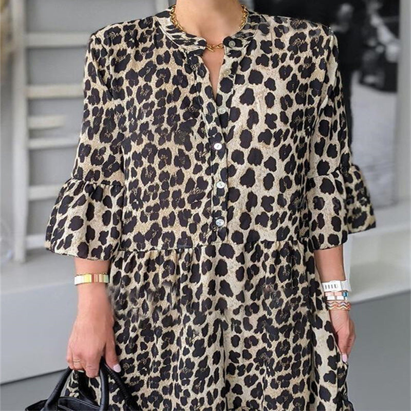 Casual klänning med knappar och tryck i leopardmönster