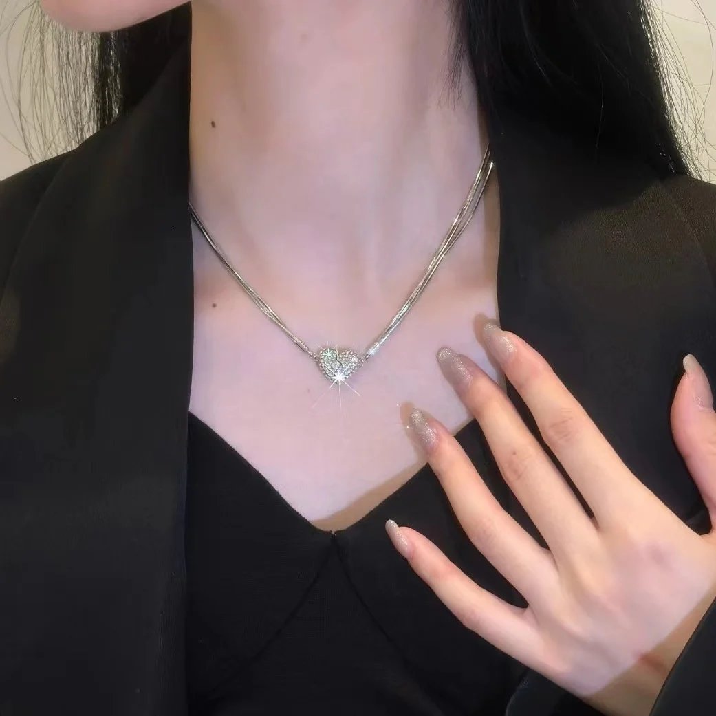 đKreativt magnetiskt kĂ€rlekshalsband - symboliserar kĂ€rlek och romantik