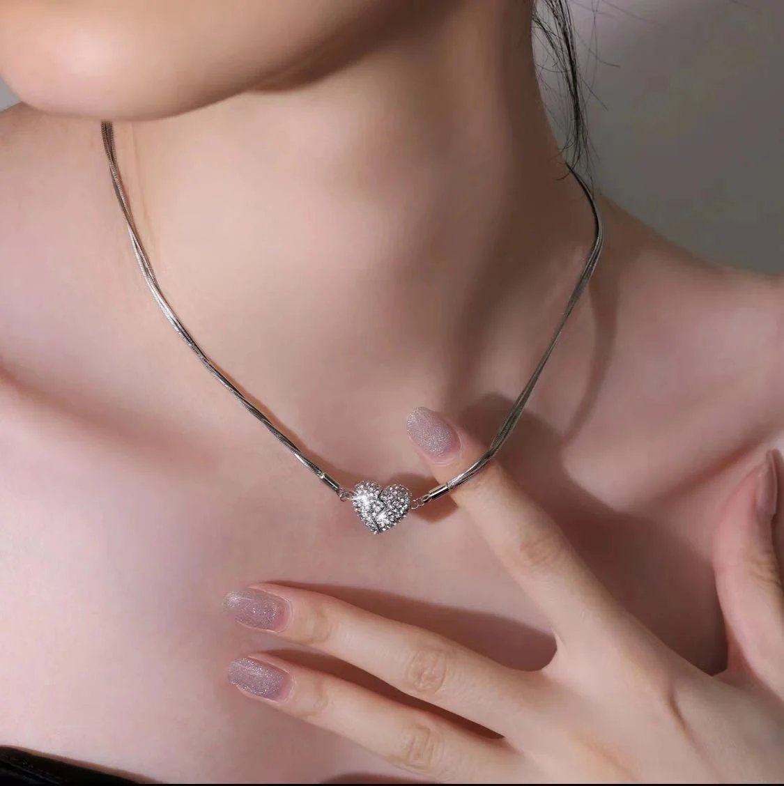 đKreativt magnetiskt kĂ€rlekshalsband - symboliserar kĂ€rlek och romantik