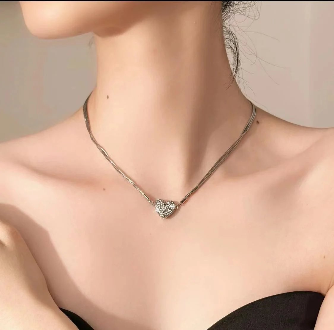 đKreativt magnetiskt kĂ€rlekshalsband - symboliserar kĂ€rlek och romantik