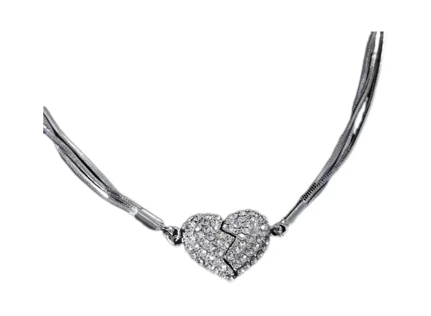 đKreativt magnetiskt kĂ€rlekshalsband - symboliserar kĂ€rlek och romantik