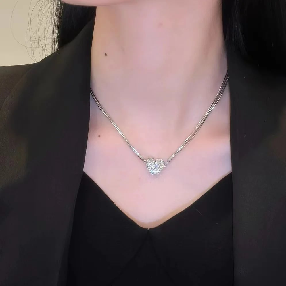 đKreativt magnetiskt kĂ€rlekshalsband - symboliserar kĂ€rlek och romantik