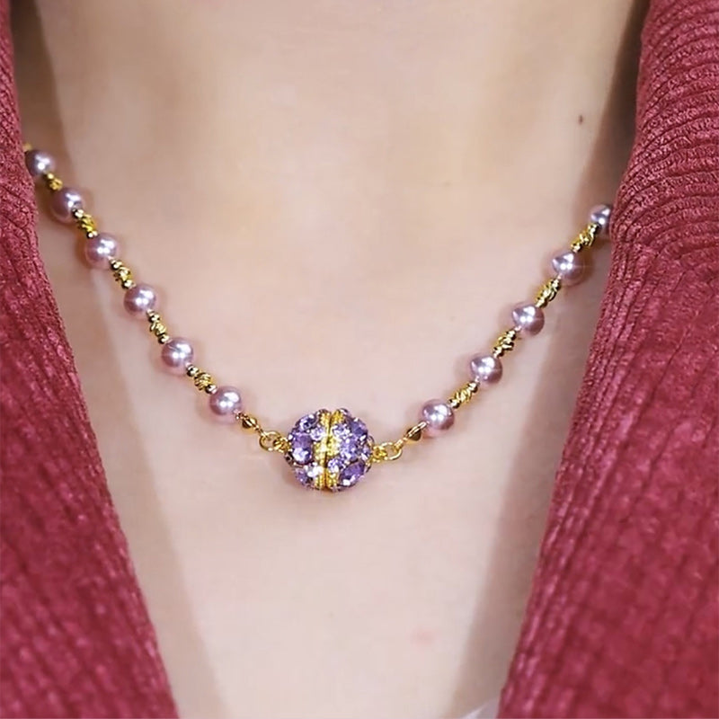 Elegant pärlhalsband av imitationspärla med gnistrande magnetisk strassboll
