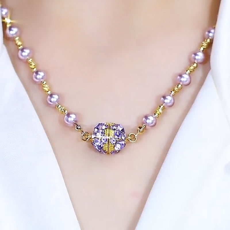Elegant pärlhalsband av imitationspärla med gnistrande magnetisk strassboll