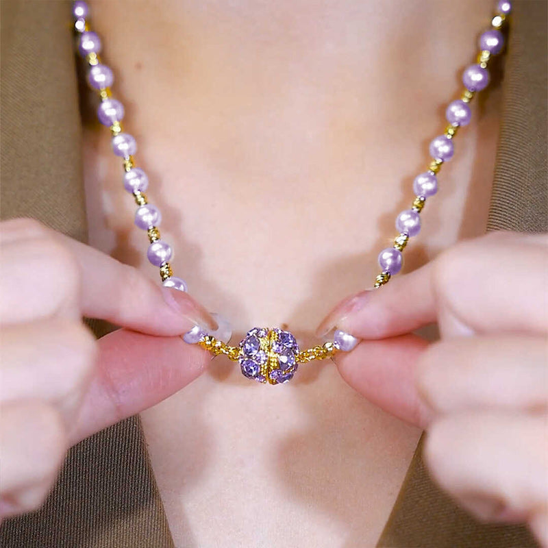 Elegant pärlhalsband av imitationspärla med gnistrande magnetisk strassboll