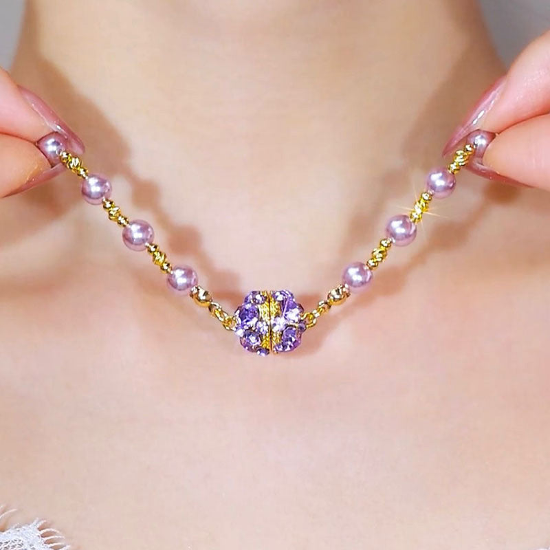 Elegant pärlhalsband av imitationspärla med gnistrande magnetisk strassboll