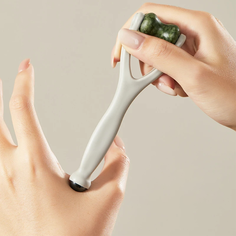 đ„Massageset av natursten: skrapbrĂ€da, fingerklĂ€mma och Ă€ggformad massager