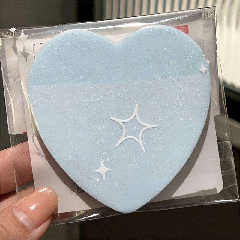 Transparent pearlescent sticky notes in the shape of a heart(Presentartiklar kan inte köpas separat)