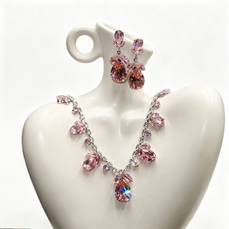 Elegant set med halsband och örhängen med tulpanmotiv