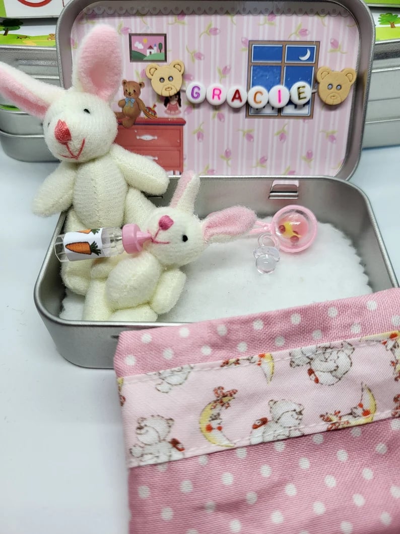 🐰 50% RABATT! 🎁 Mummy Bunny Mini Plyschfickask i Plåt – Söt Presentförpackning, Samlarbar & Perfekt för Påsken 🐣
