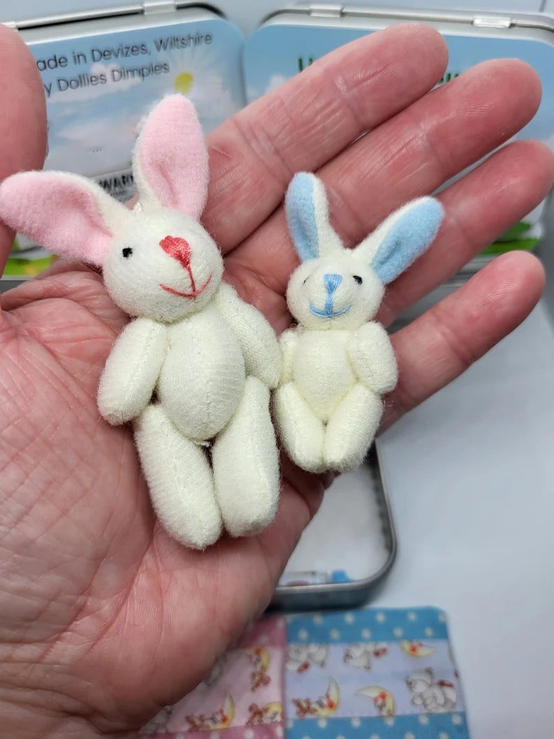 🐰 50% RABATT! 🎁 Mummy Bunny Mini Plyschfickask i Plåt – Söt Presentförpackning, Samlarbar & Perfekt för Påsken 🐣