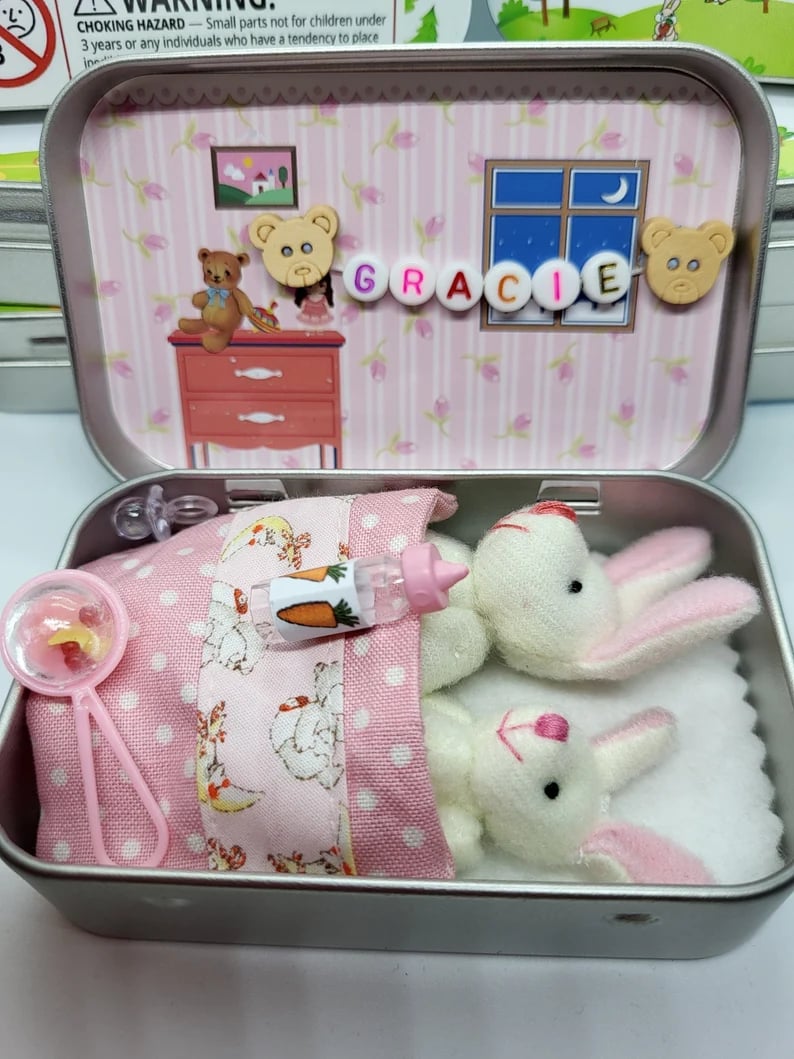 🐰 50% RABATT! 🎁 Mummy Bunny Mini Plyschfickask i Plåt – Söt Presentförpackning, Samlarbar & Perfekt för Påsken 🐣
