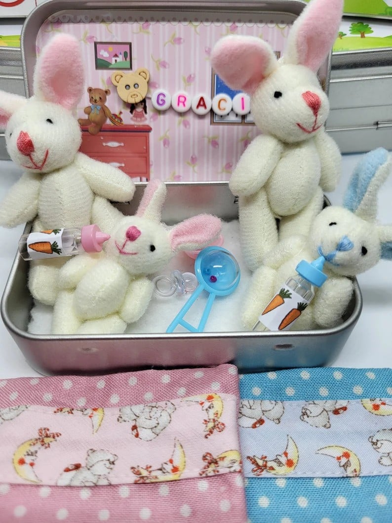 🐰 50% RABATT! 🎁 Mummy Bunny Mini Plyschfickask i Plåt – Söt Presentförpackning, Samlarbar & Perfekt för Påsken 🐣
