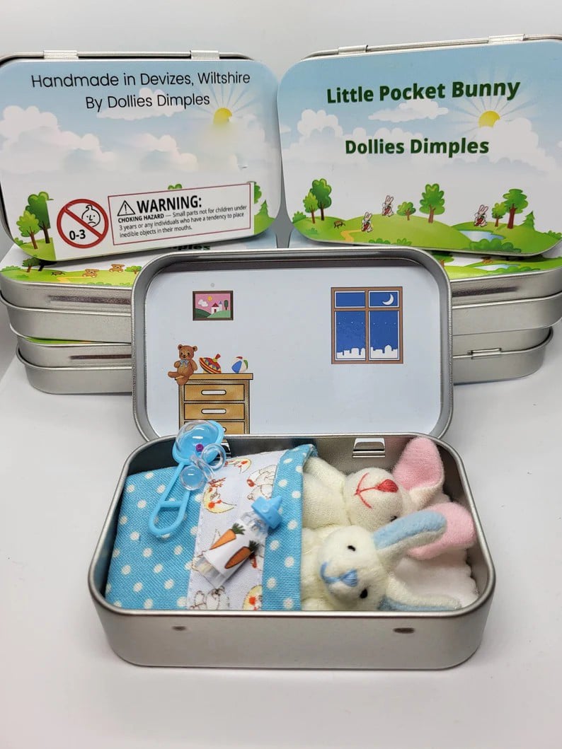 🐰 50% RABATT! 🎁 Mummy Bunny Mini Plyschfickask i Plåt – Söt Presentförpackning, Samlarbar & Perfekt för Påsken 🐣