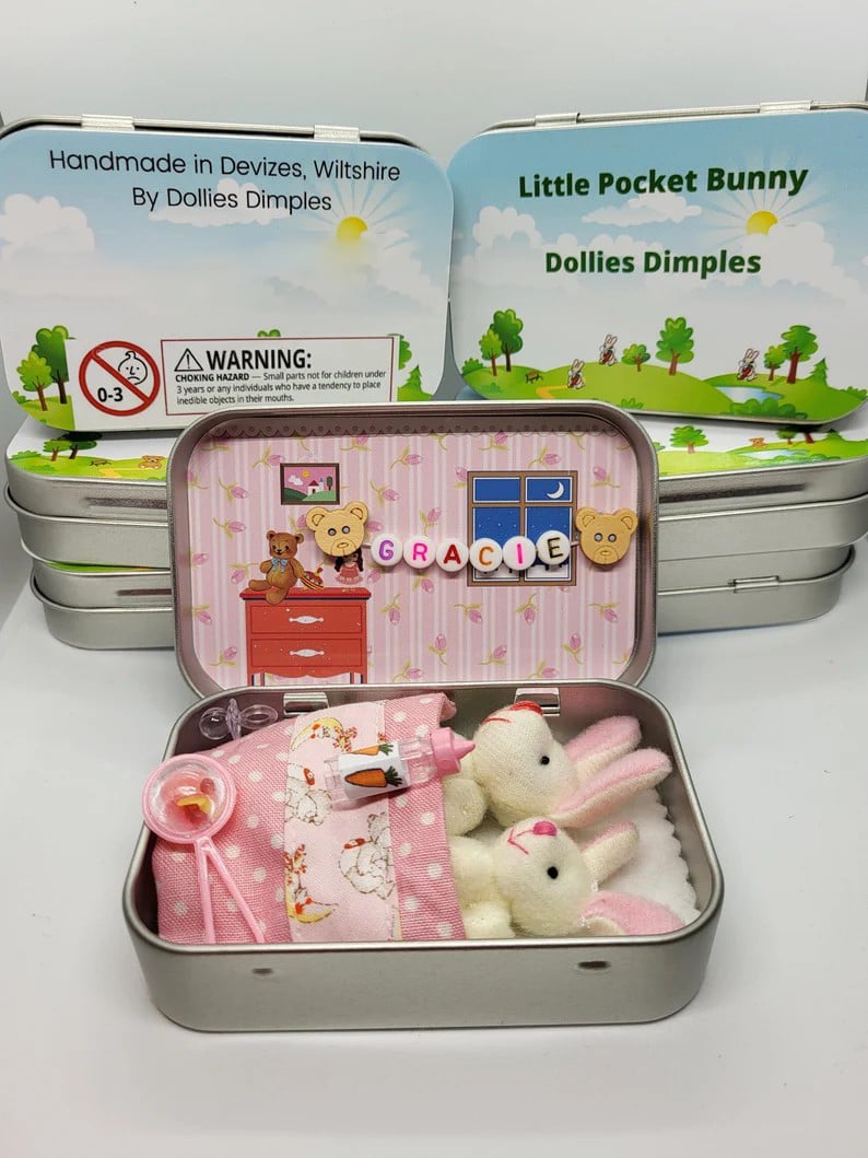 🐰 50% RABATT! 🎁 Mummy Bunny Mini Plyschfickask i Plåt – Söt Presentförpackning, Samlarbar & Perfekt för Påsken 🐣