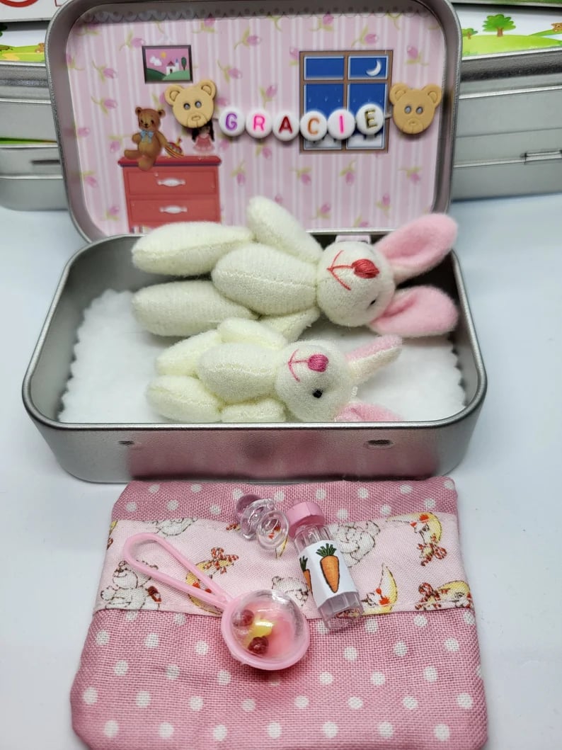 🐰 50% RABATT! 🎁 Mummy Bunny Mini Plyschfickask i Plåt – Söt Presentförpackning, Samlarbar & Perfekt för Påsken 🐣