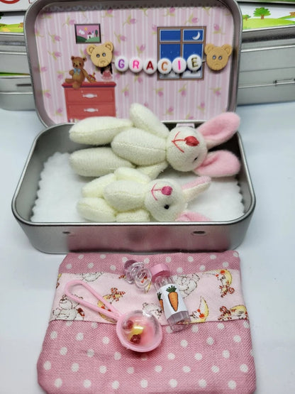 🐰 50% RABATT! 🎁 Mummy Bunny Mini Plyschfickask i Plåt – Söt Presentförpackning, Samlarbar & Perfekt för Påsken 🐣