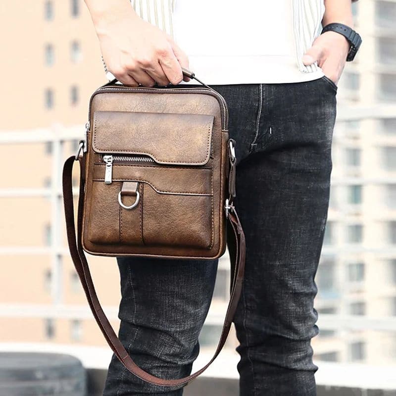 💼 50% RABATT! 🚶‍♂️ Bärbar budväska för män – Slitstark, rymlig & justerbar – perfekt för pendling, resor eller vardagsbruk 📦
