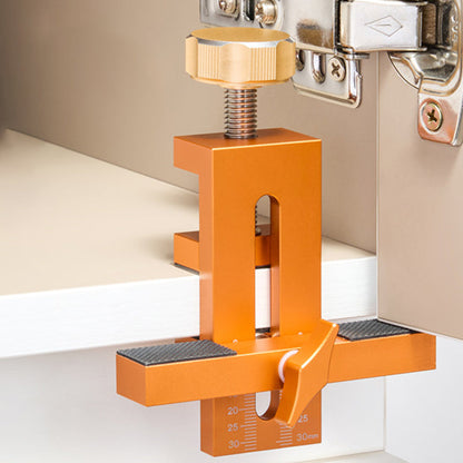 🔧 50% RABATT NU! 2-i-1 monteringsjigg för skåpluckor – exakt positionering, högkvalitativ aluminium & halkskydd – perfekt för snabb och enkel installation av skåpluckor och gångjärn 🛠️✨