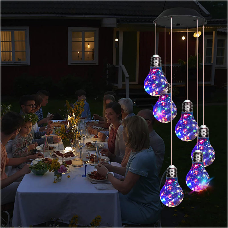 Färgglada LED-solcellsdrivna vindspel med glödlampa