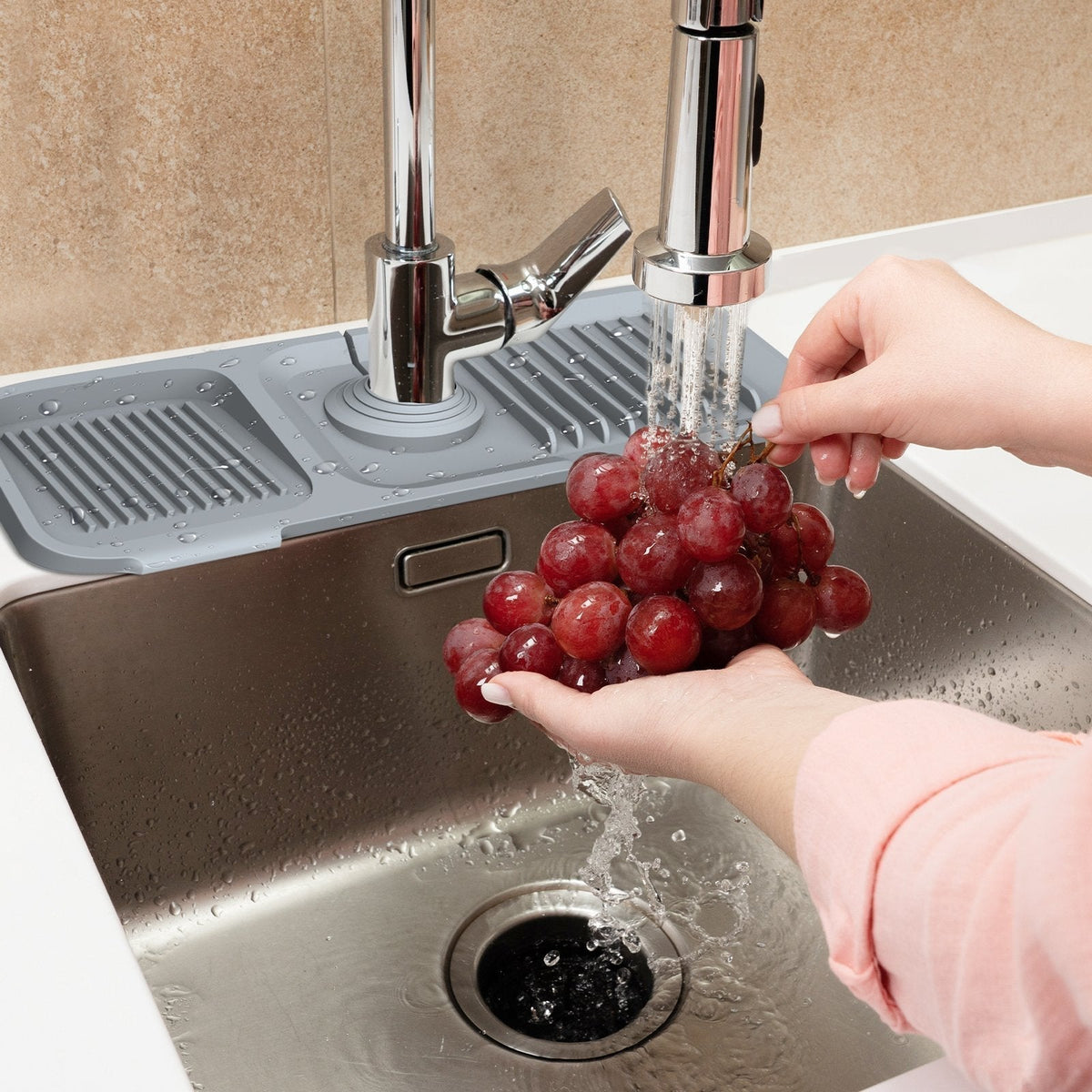 🚰 50 % RABATT NU! ✨ Justerbart Silikon-Stänkskydd för Diskbänk – Stoppa Vattenstänk & Håll Köksbänken Torr och Ren 🏠💧