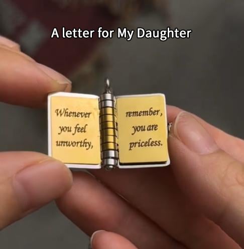 Halsband med bokhänge till dotter