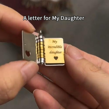 Halsband med bokhänge till dotter