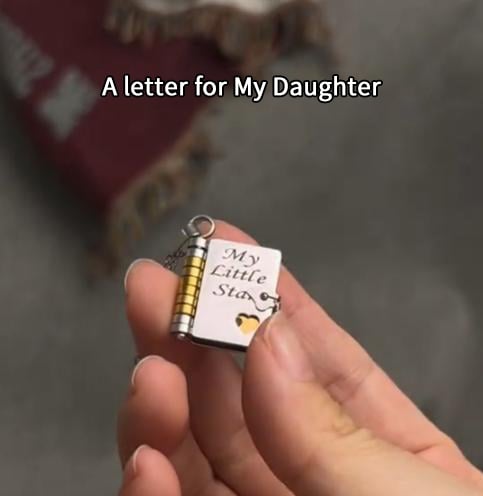 Halsband med bokhänge till dotter
