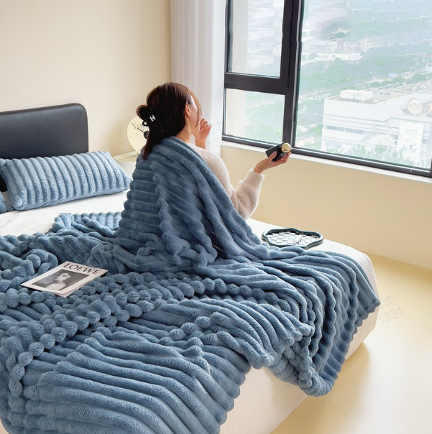 🍂 50 % RABATT NU! 🛏️ Tjock kaninplush & mjölkvelourtäcke – ultramjuk, värmeisolering & mångsidig – perfekt för kalla kvällar 🛋️