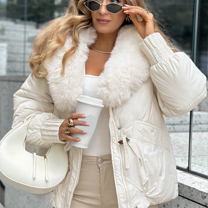 Modetoppad kappa med krage i fuskpäls