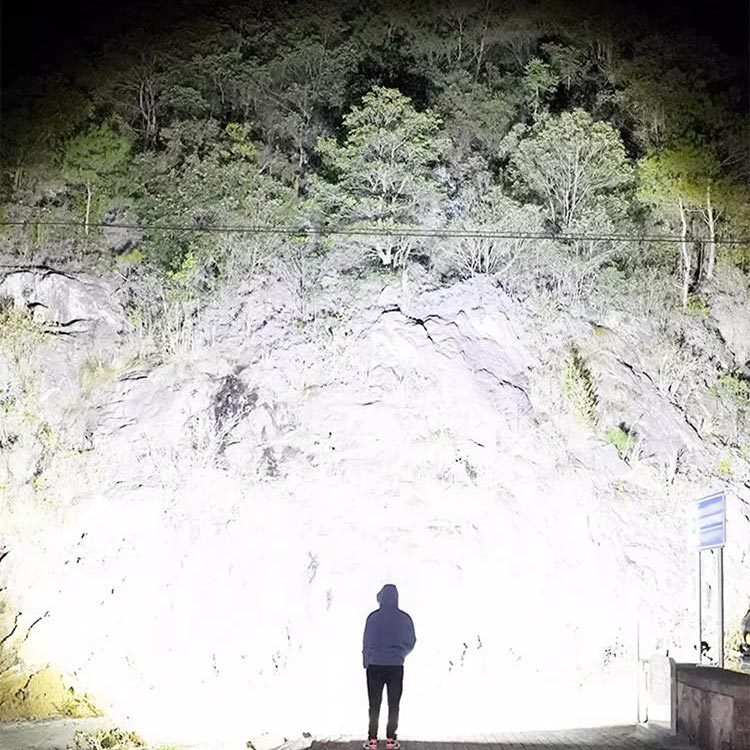 📢📢60 % rabatt – Zoombara ficklampa med 7500 lumen 🔦🏔️ Vattentät IPX7, laddningsbar via USB-C och med powerbank-funktion☀️