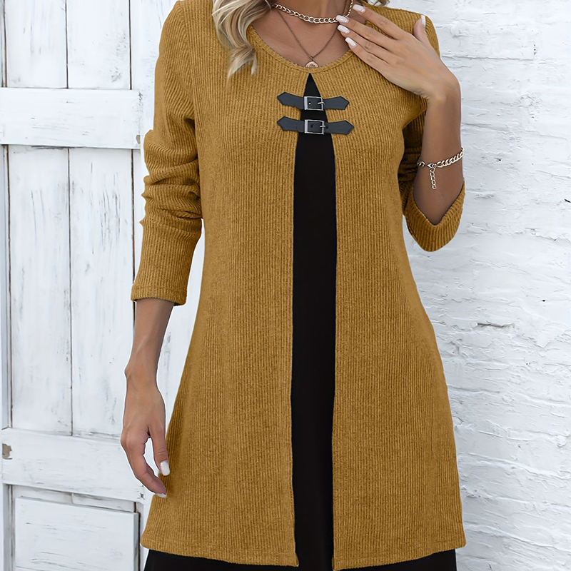 Damklänning i tvådelad A-linjeformad knälång modell i imitationsmaterial