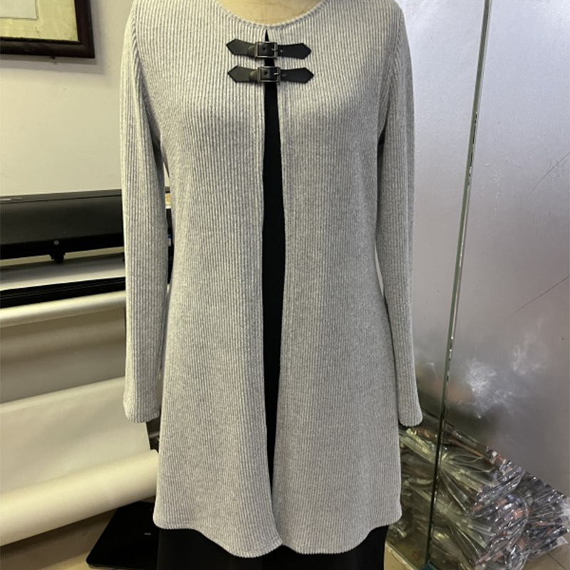 Damklänning i tvådelad A-linjeformad knälång modell i imitationsmaterial