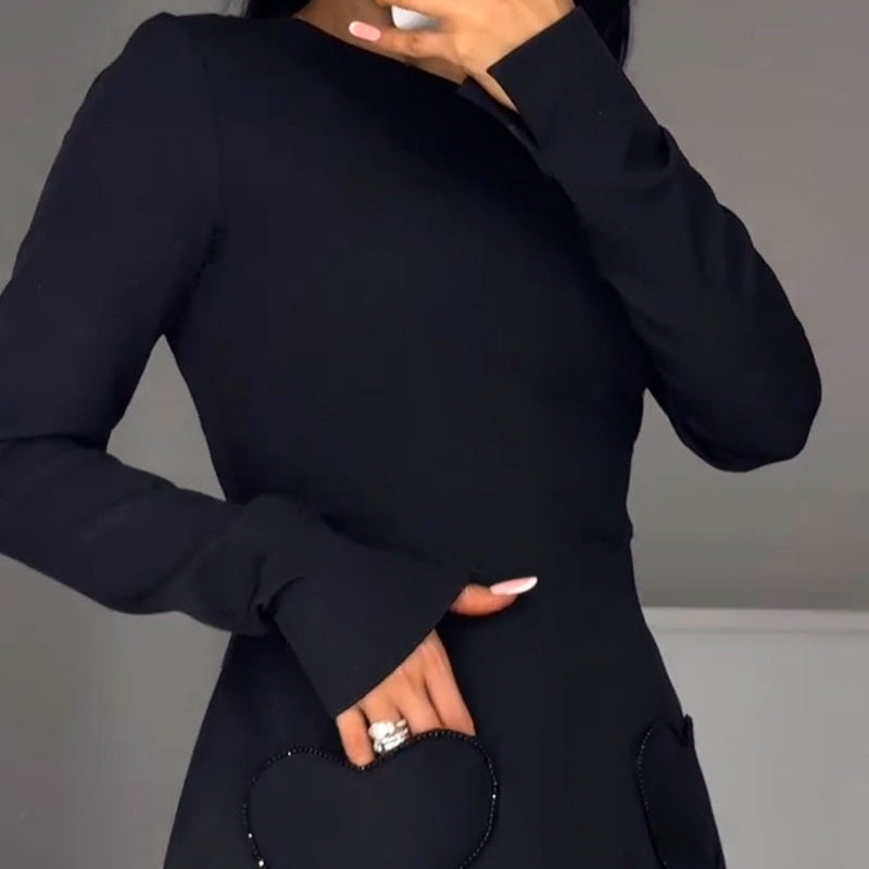 Elegant miniklänning med rund hals och smal passform