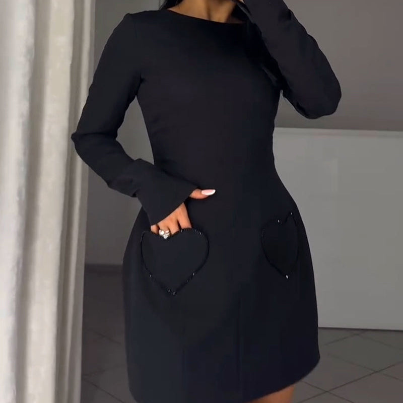 Elegant miniklänning med rund hals och smal passform