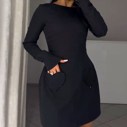 Elegant miniklänning med rund hals och smal passform