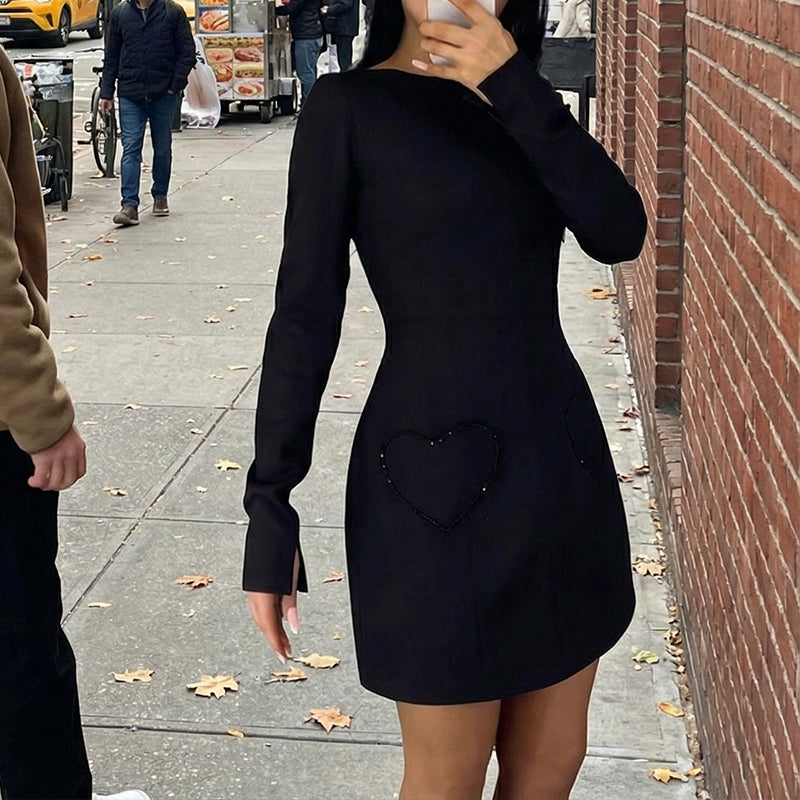 Elegant miniklänning med rund hals och smal passform