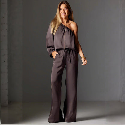 Elegant satin-top med en axel och vida byxor