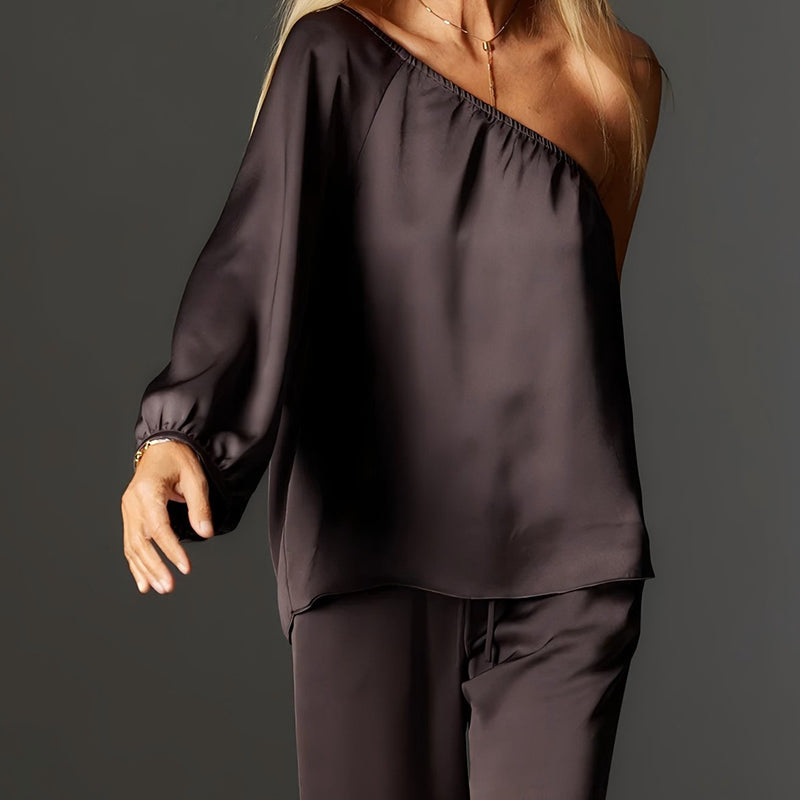 Elegant satin-top med en axel och vida byxor