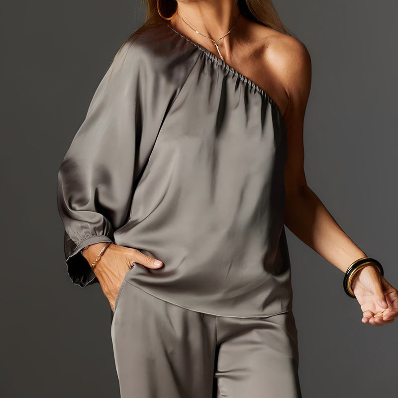 Elegant satin-top med en axel och vida byxor