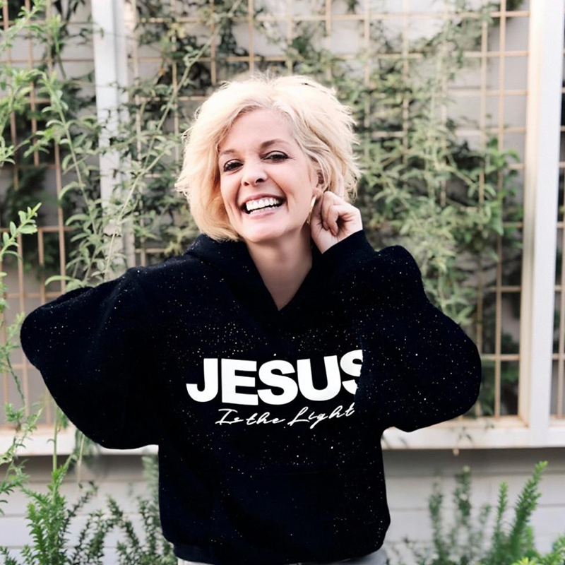 Trendig hoodie med glittrande paljetter och “JESUS is the Light“