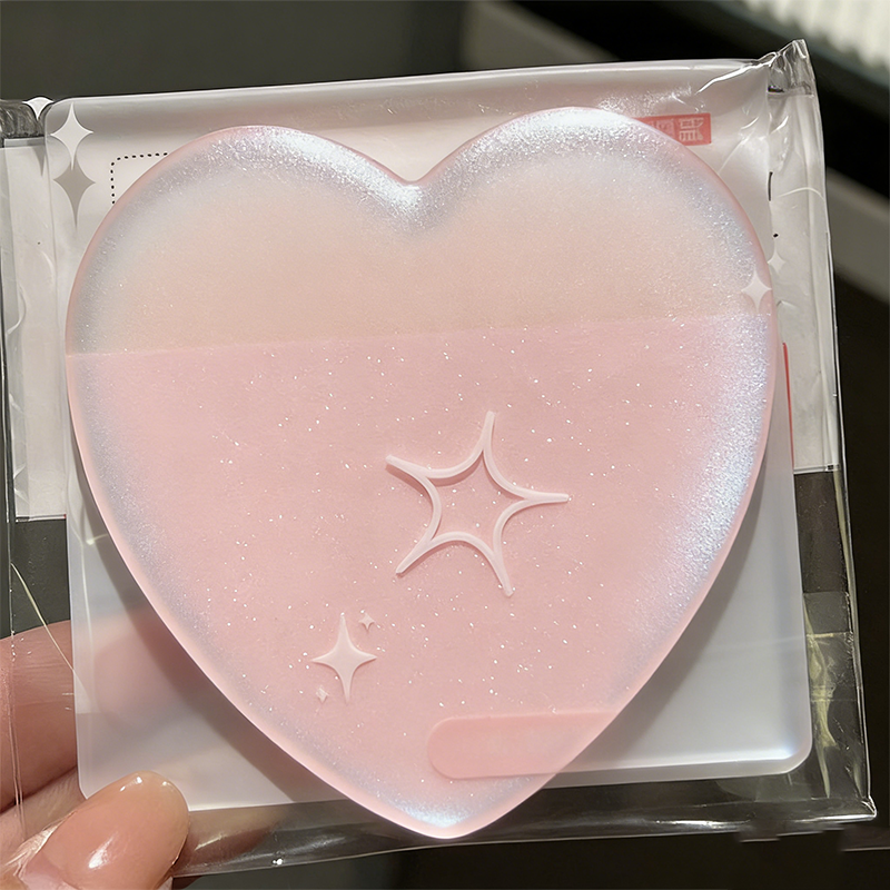 Transparent pearlescent sticky notes in the shape of a heart(Presentartiklar kan inte köpas separat)