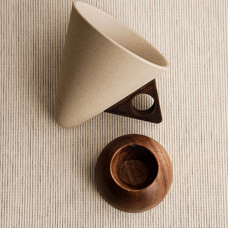 Vintage kaffemugg med trähandtag och träfat