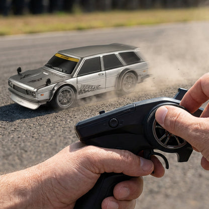 RC-driftbil i skala 1:24 med LED-belysning