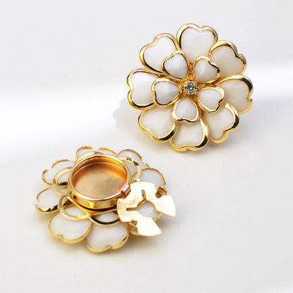 Elegant manschettknapp och brosch med strass och blommönster