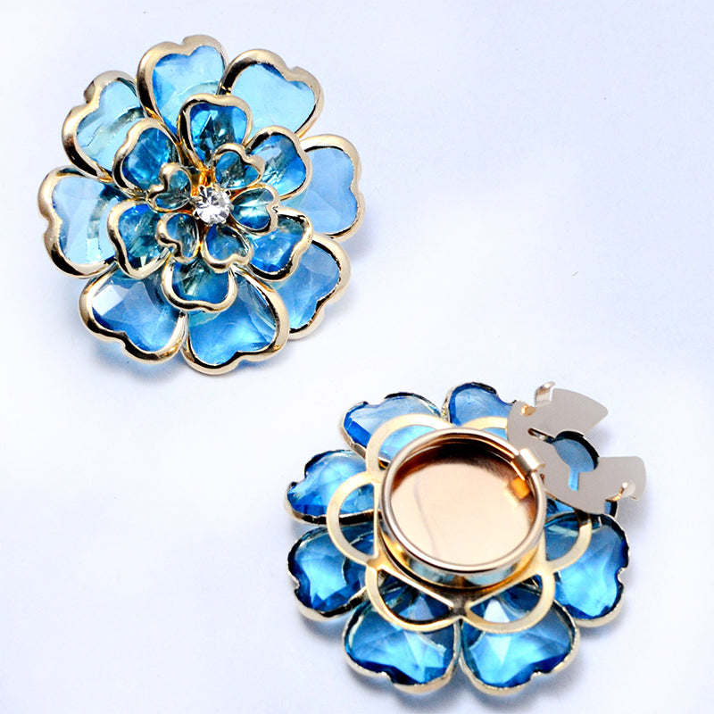 Elegant manschettknapp och brosch med strass och blommönster