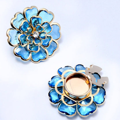Elegant manschettknapp och brosch med strass och blommönster