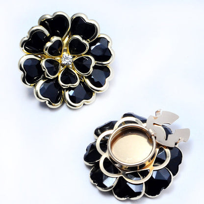 Elegant manschettknapp och brosch med strass och blommönster
