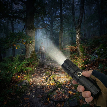 Opladdbar P50 LED-zaklampa med justerbar zoom – Superljus & opladdbar, redo för äventyr!！