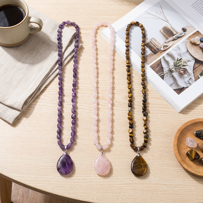 Syntetisk kristall halsband med Teardrop hänge